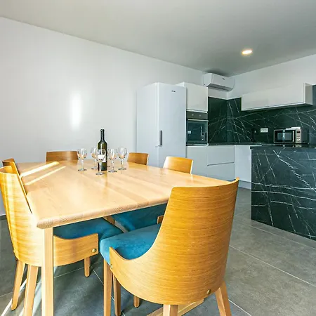 15 Luxury Apartment *