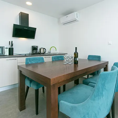 15 Luxury Apartment *