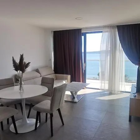 15 Luxury Apartment Brela
