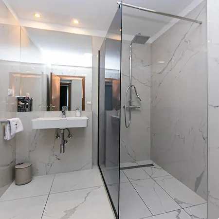 15 Luxury Apartment